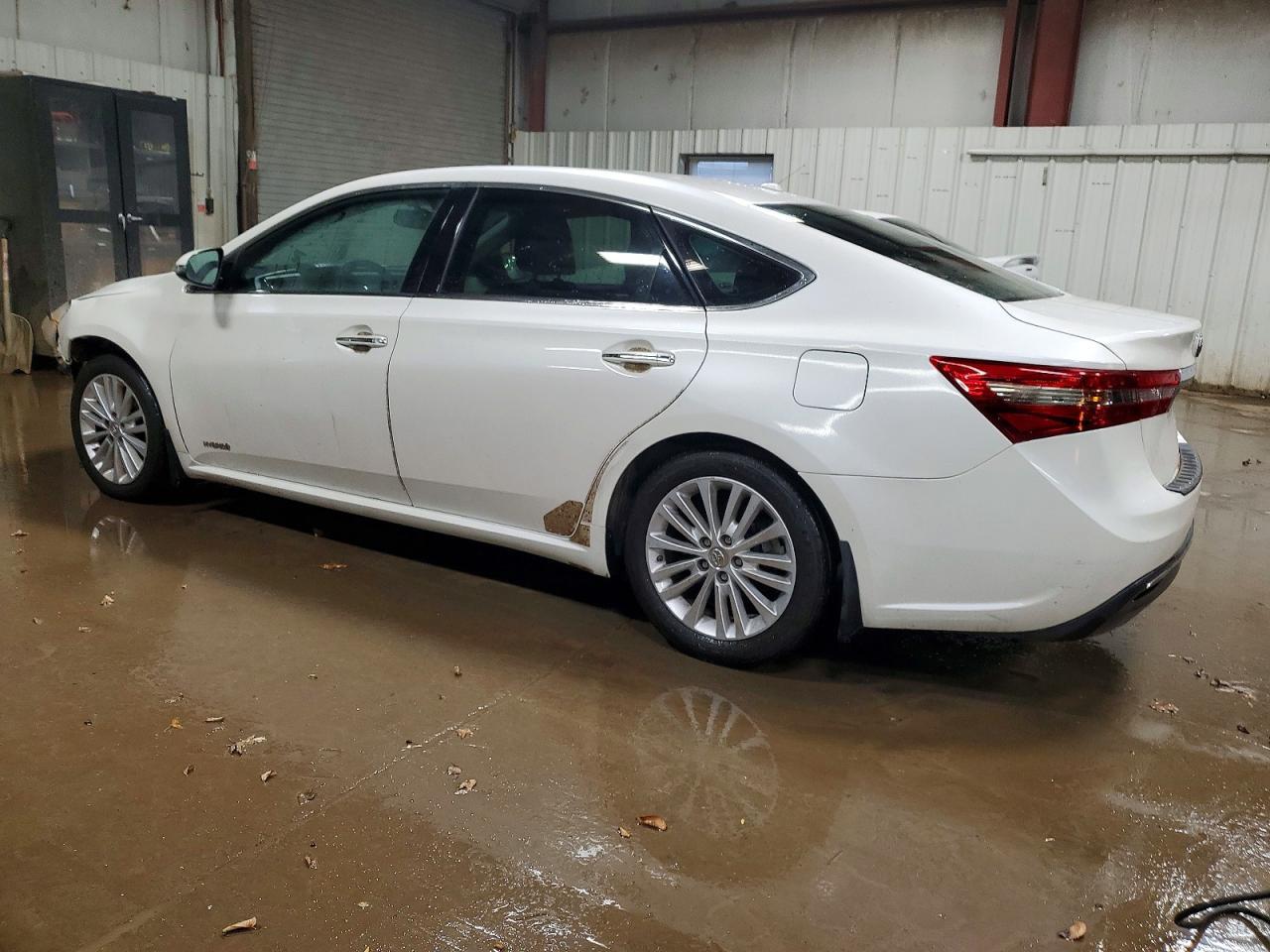 2013 Toyota Avalon Hybrid Xle Touring - Image 2