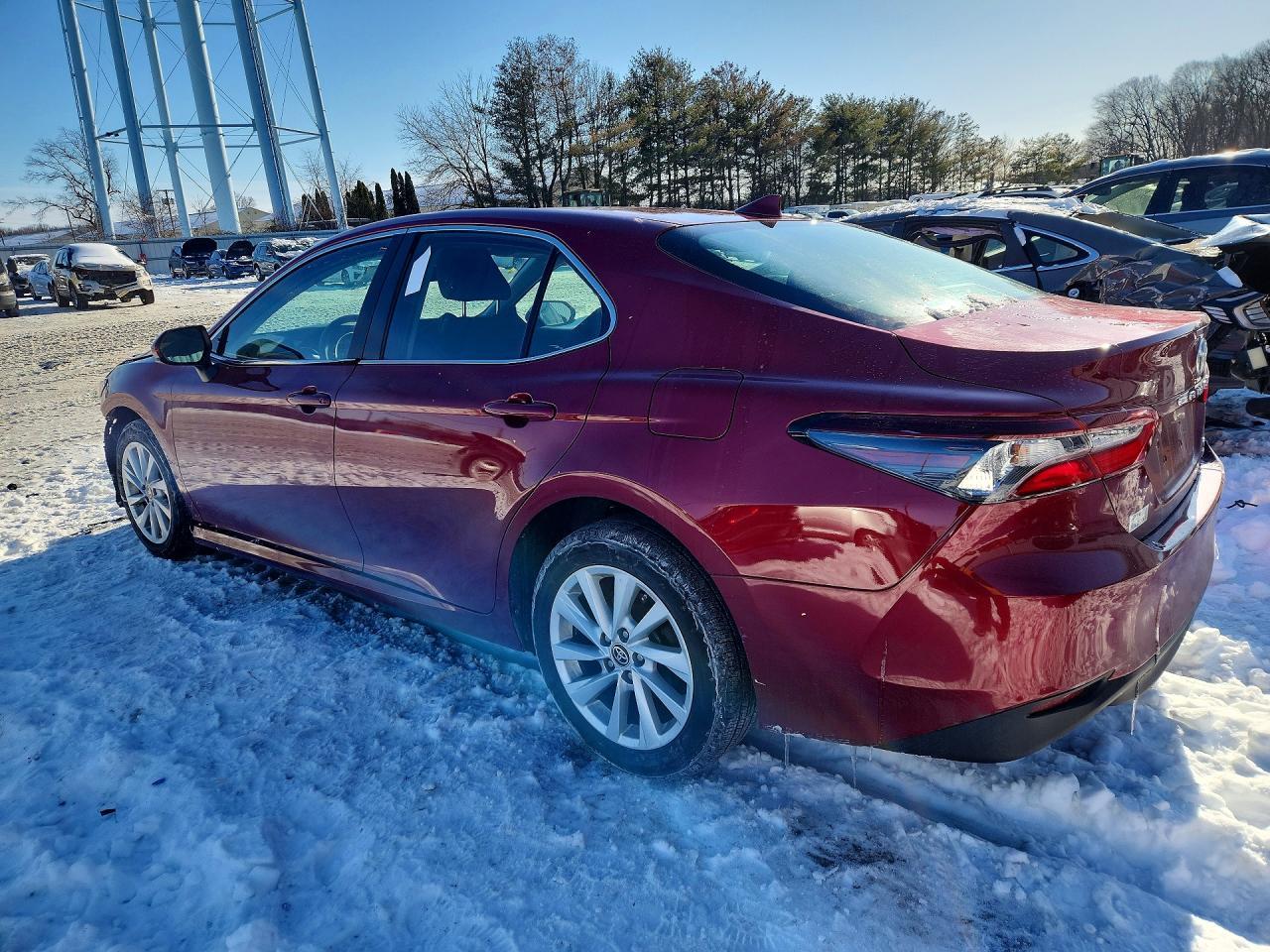 2021 Toyota Camry Le - Фото 2