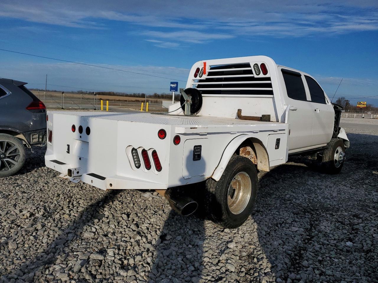 2018 Chevrolet Silverado Flatbed Truck - Фото 3