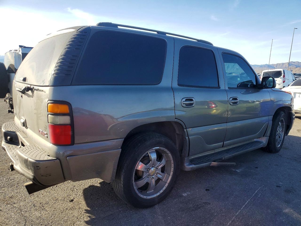 2005 GMC Yukon Denali - Image 3