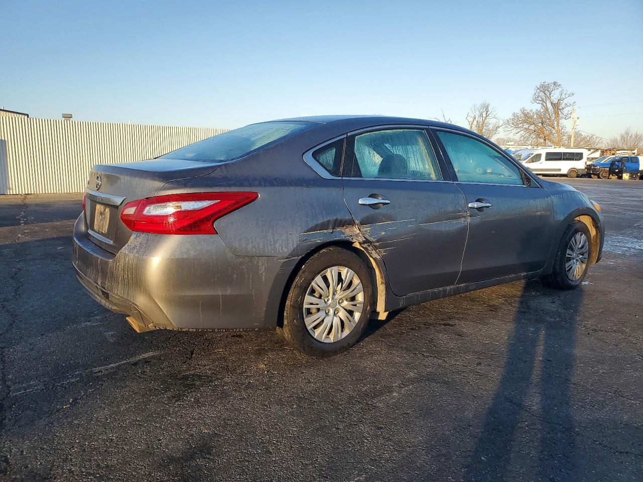 2017 Niss Altima 2.5 - Image 3