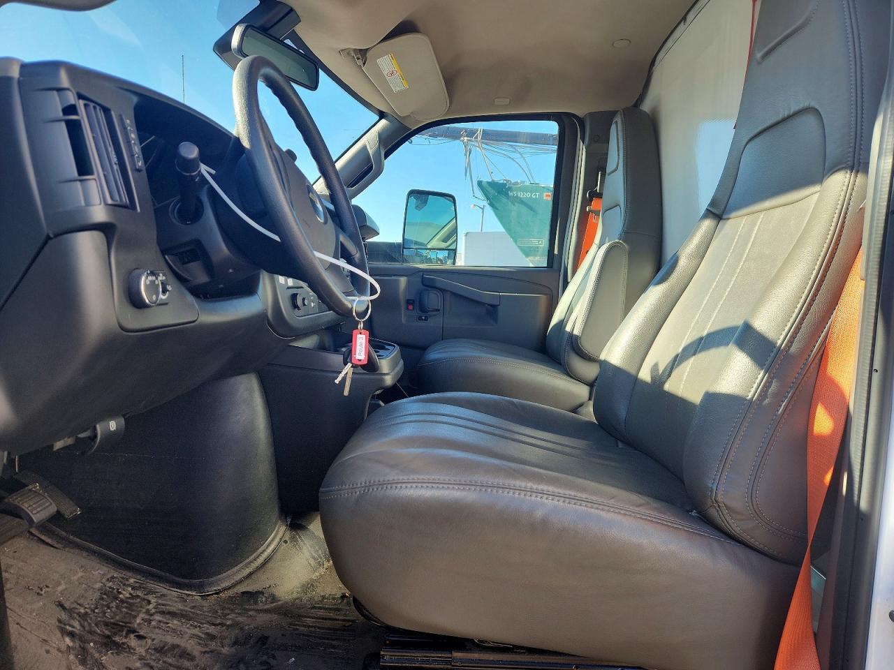 2024 Chevrolet Express Refrigerated Box Truck - Фото 7
