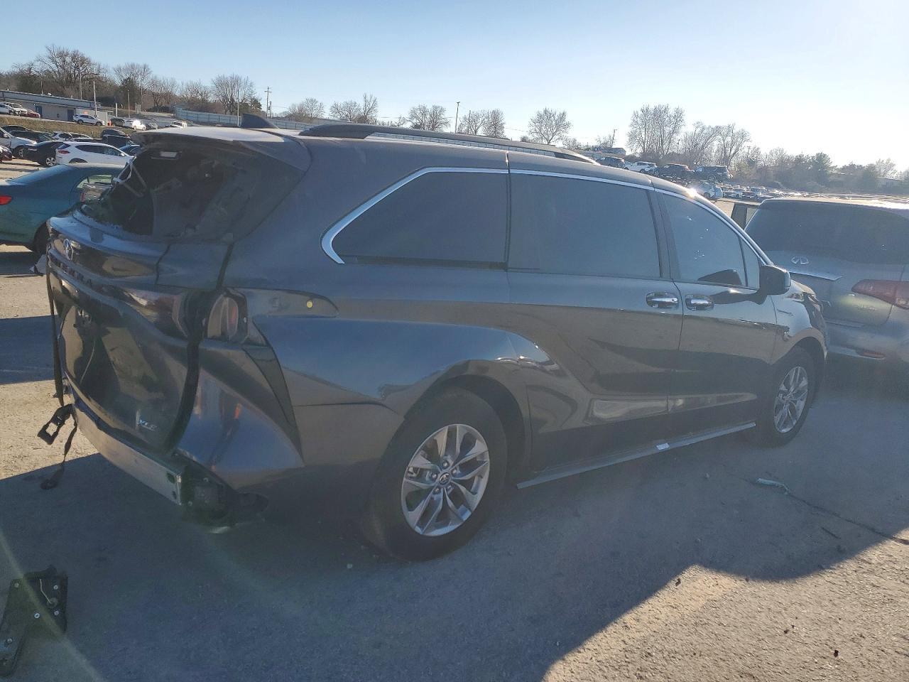 2025 Toyota Sienna Xle - Image 3