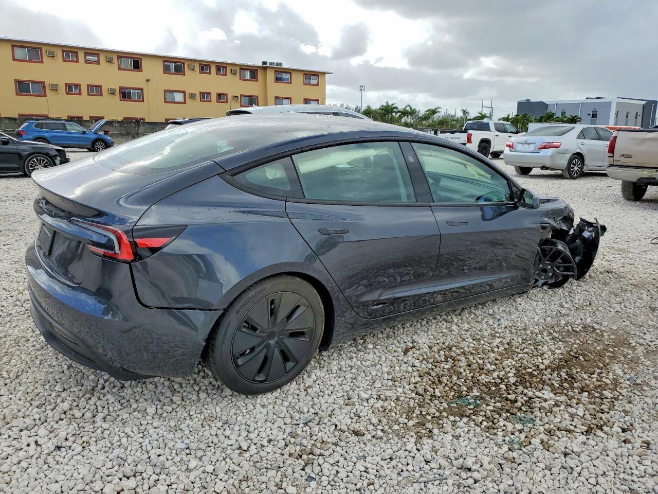 2025 Tesla Model 3 - Фото 3