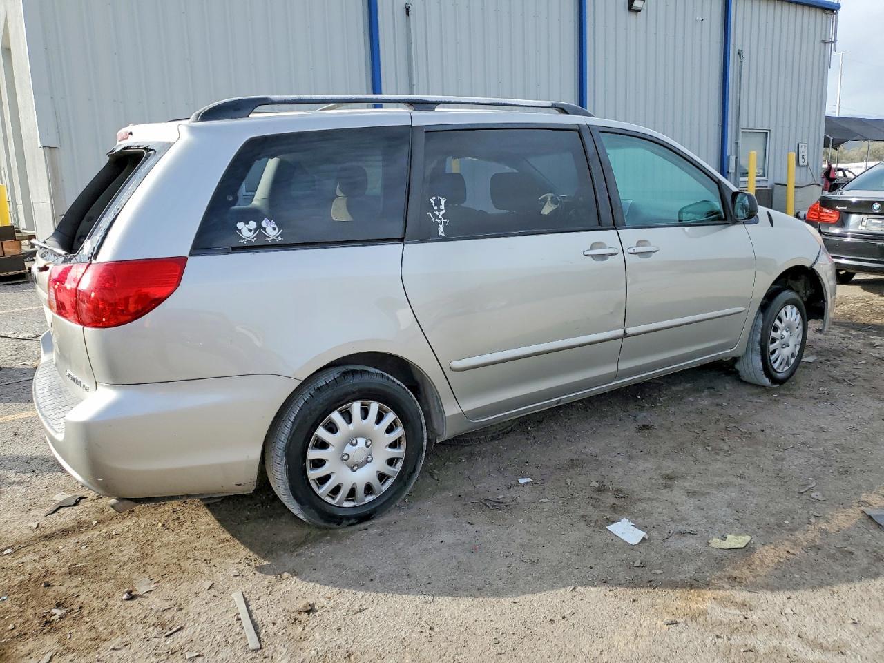 2008 Toyota Sienna Le 8-Passenger - Фото 3
