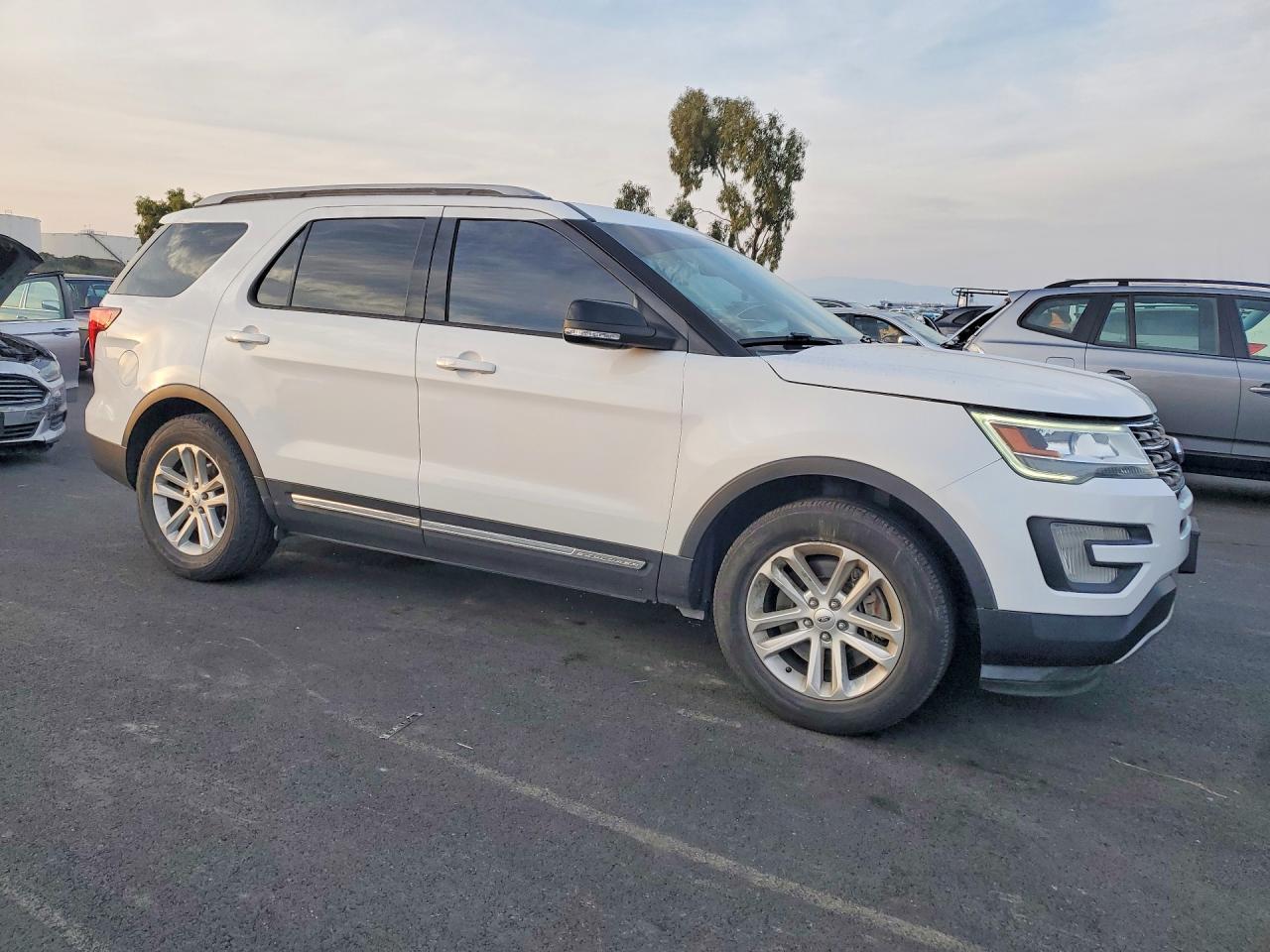 2017 Ford Explorer Xlt - Image 4