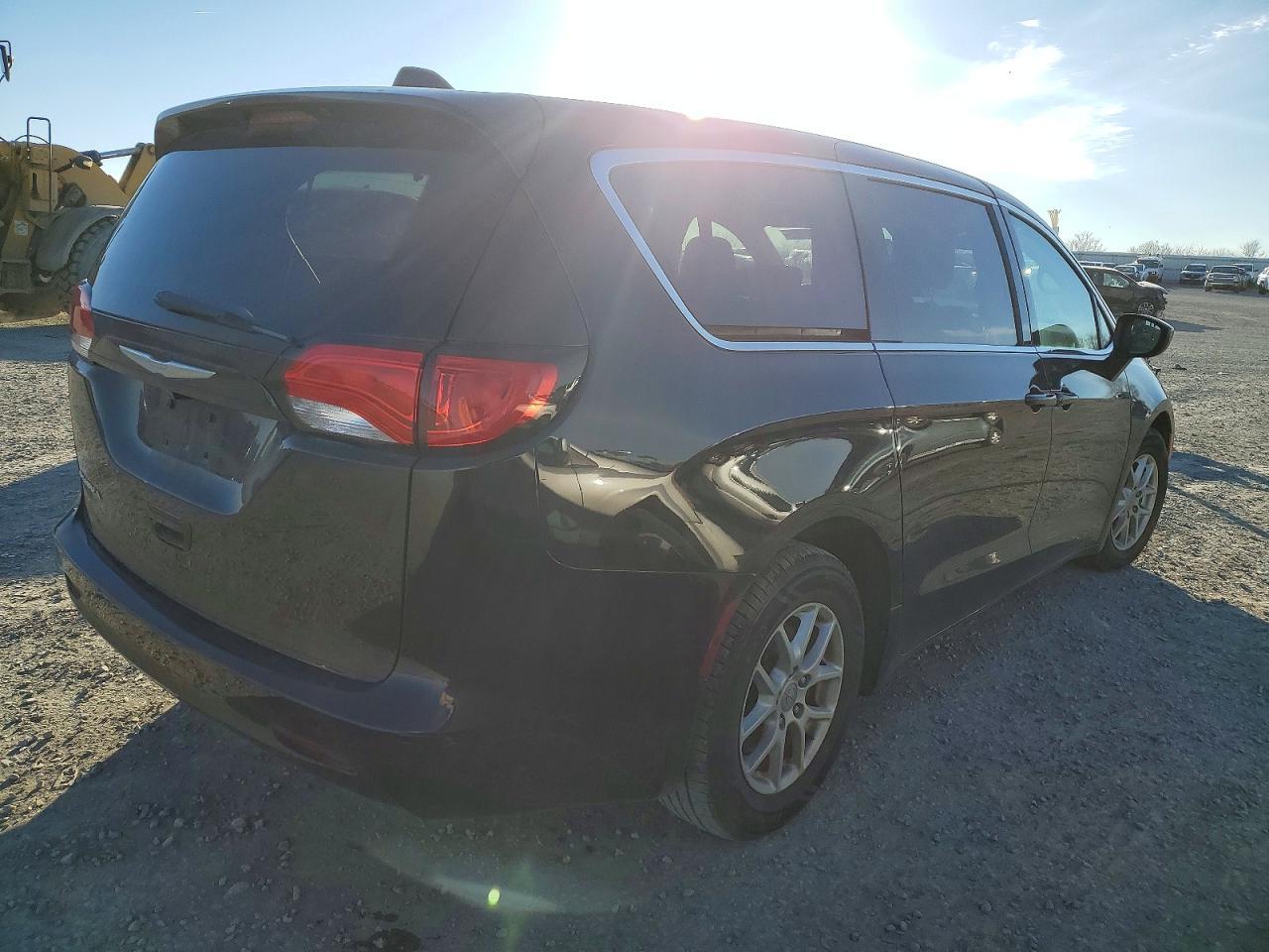 2017 Chrysler Pacifica Lx - Image 3