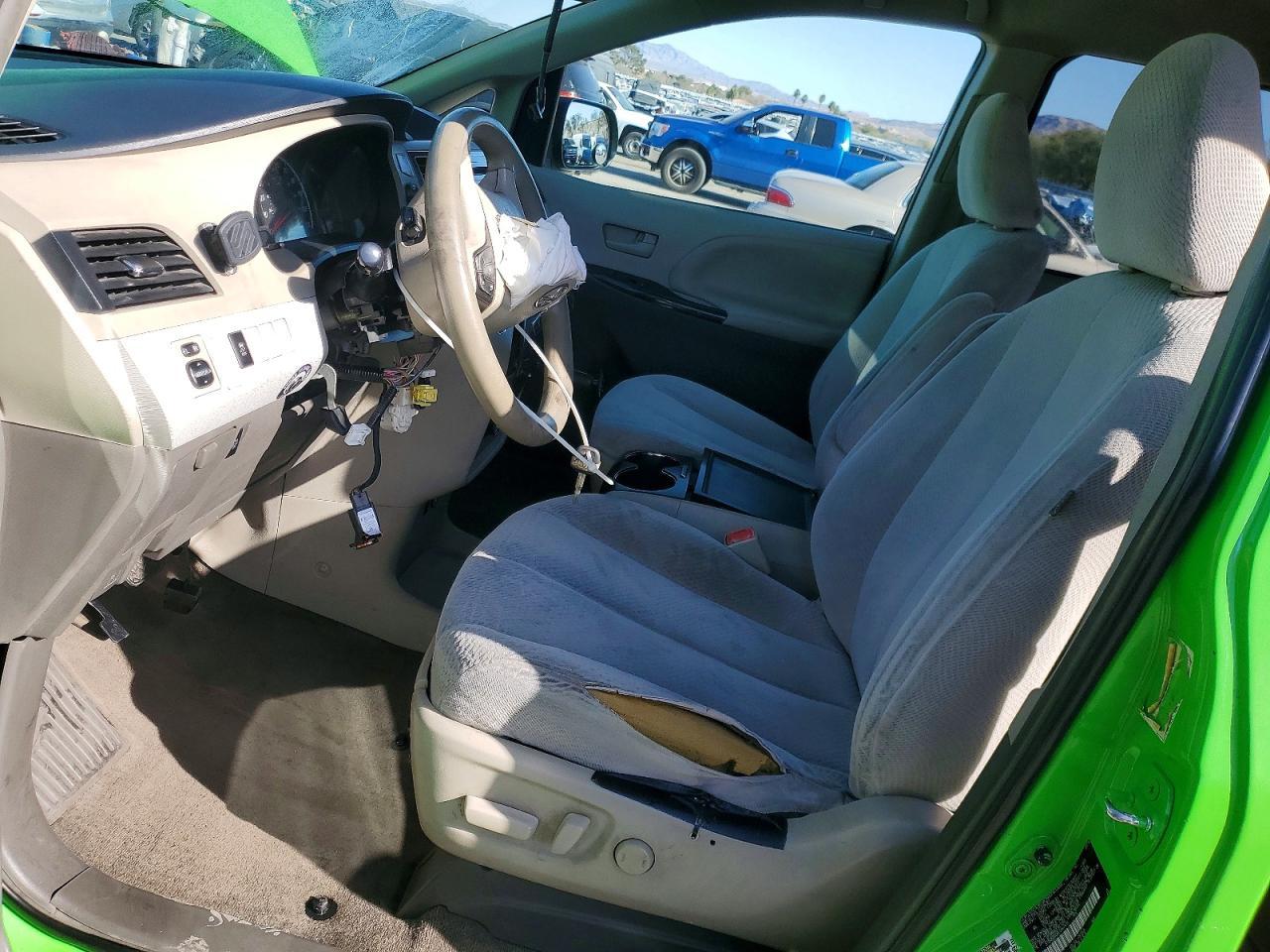 2014 Toyota Sienna Le - Image 7