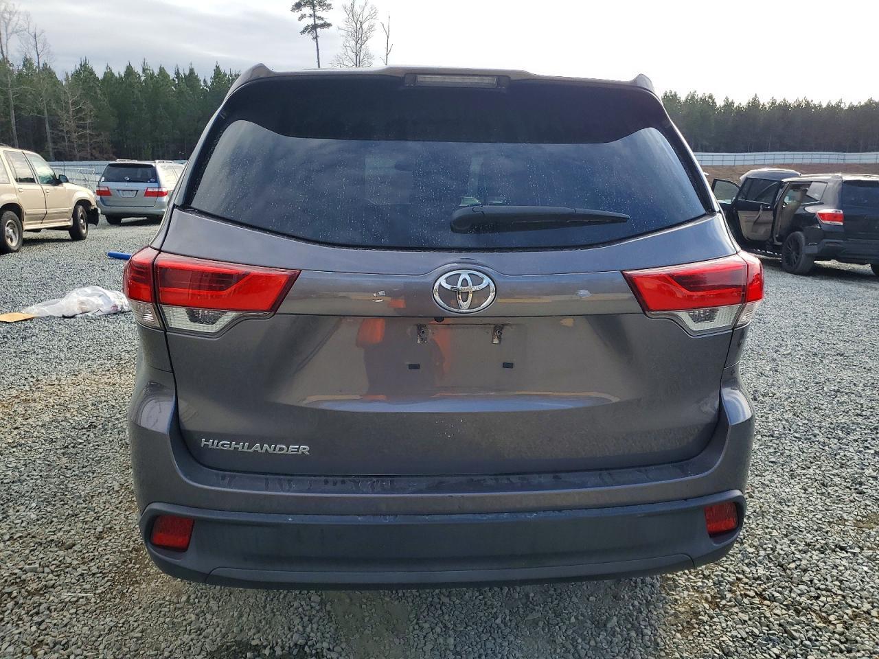 2019 Toyota Highlander Le - Image 6