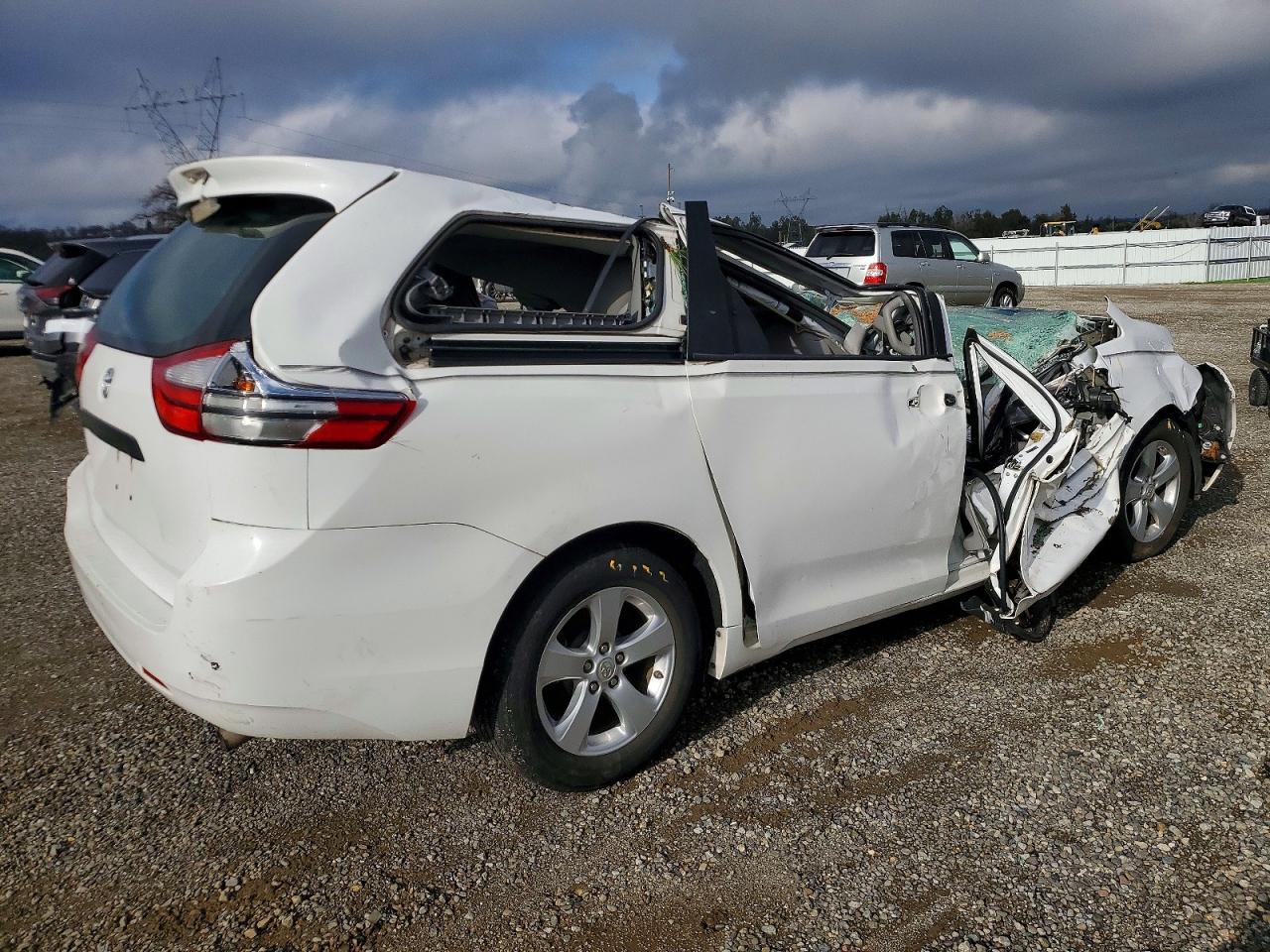 2015 Toyota Sienna - Фото 3