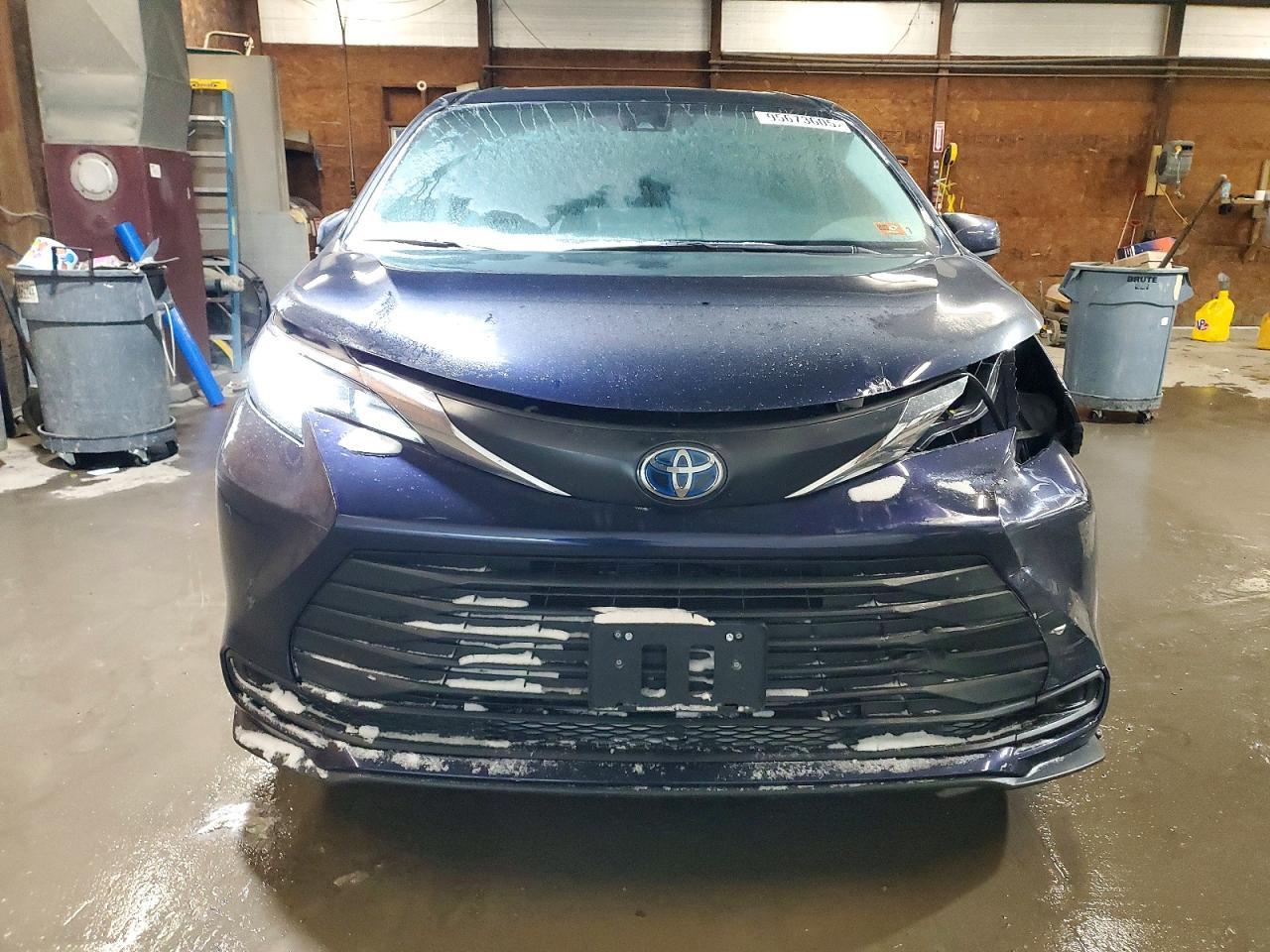 2022 Toyota Sienna Le - Фото 5