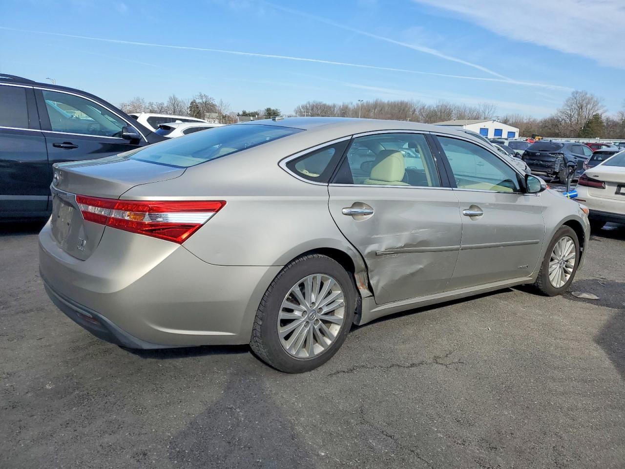 2014 Toyota Avalon Hybrid - Image 3