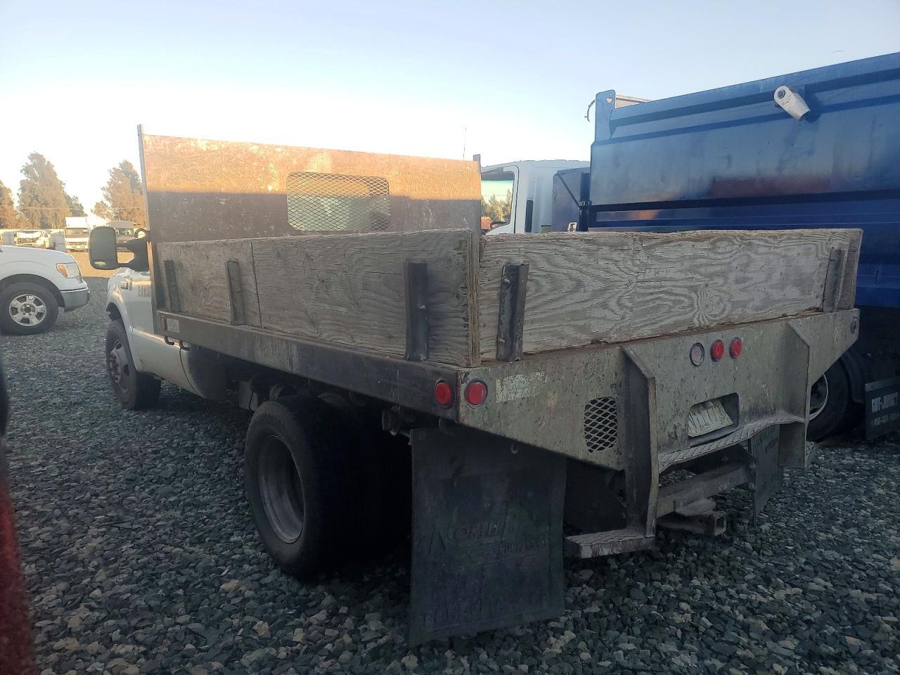 2005 Ford F350 Flatbed Truck - Image 2