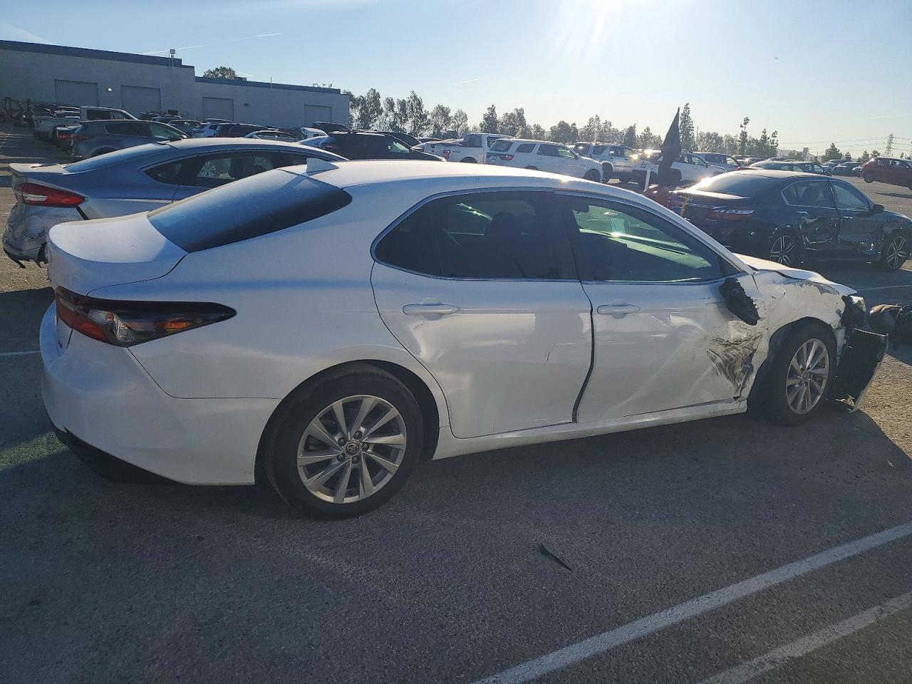 2021 Toyota Camry Le - Фото 3