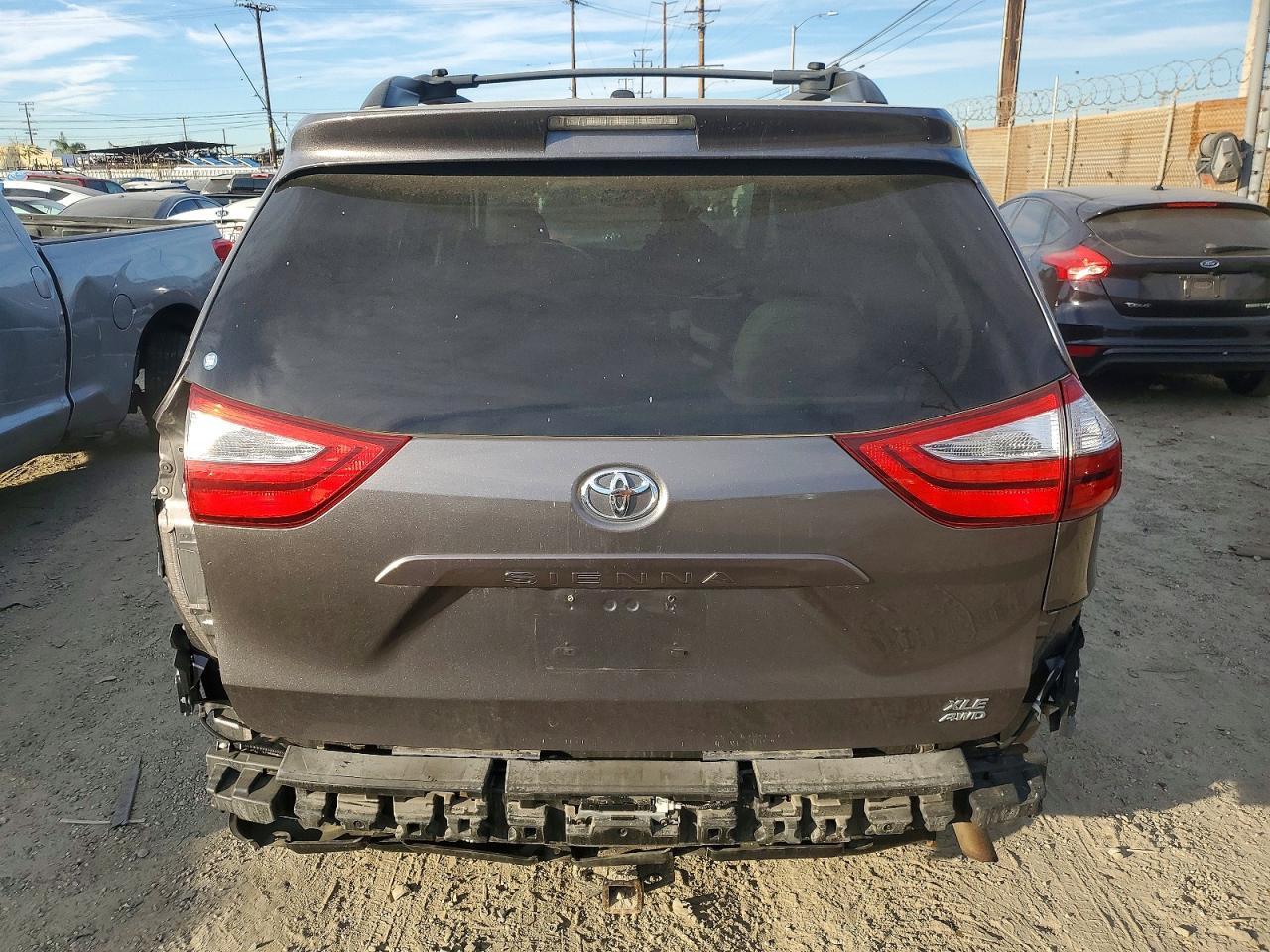 2017 Toyota Sienna Xle - Image 6