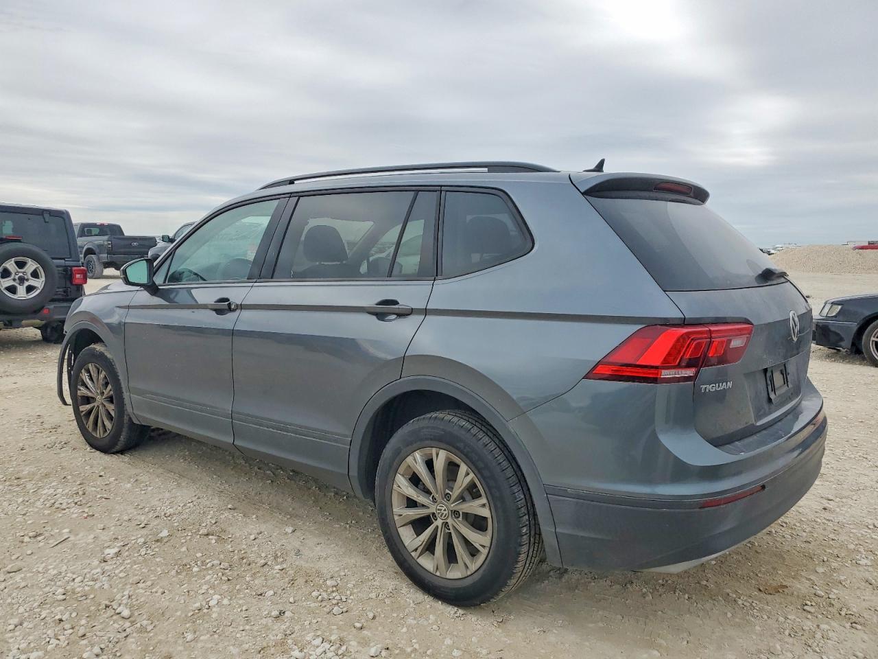 2020 Volkswagen Tiguan S - Фото 2