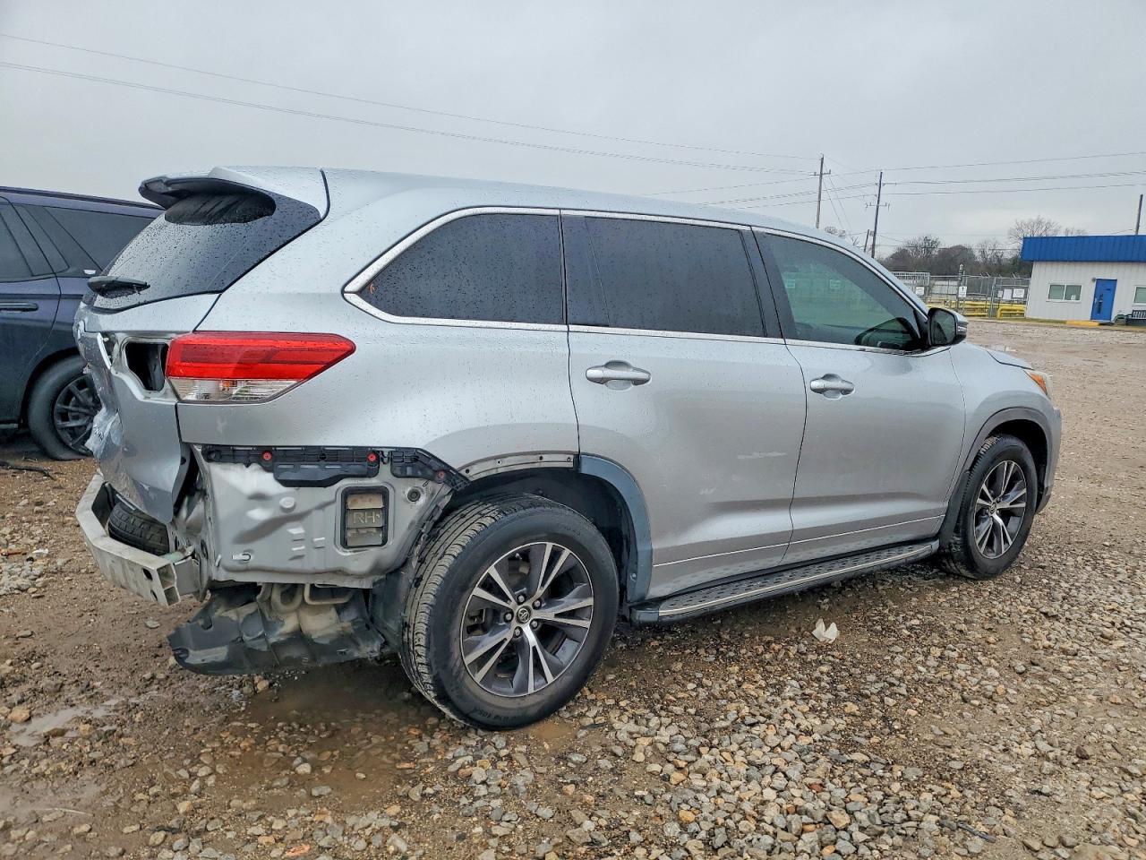 2017 Toyota Highlander Le - Фото 3