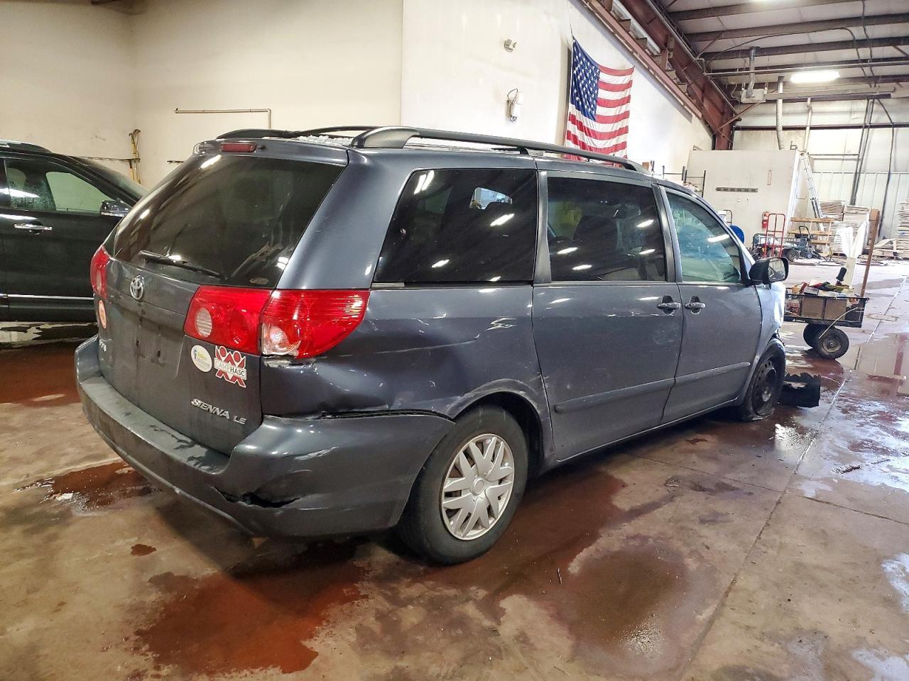 2009 Toyota Sienna Le 8-Passenger - Фото 3
