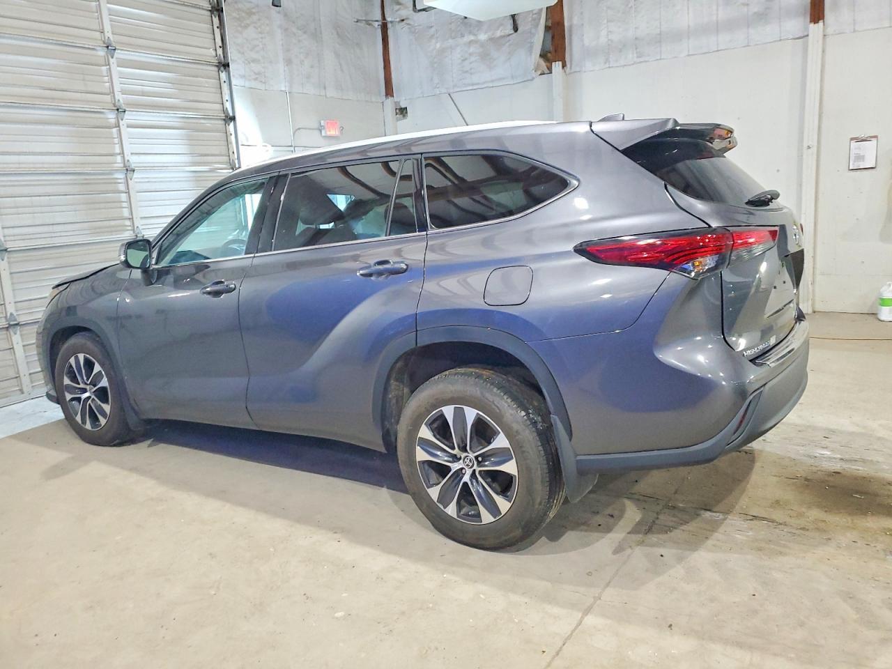 2022 Toyota Highlander Xle - Image 2