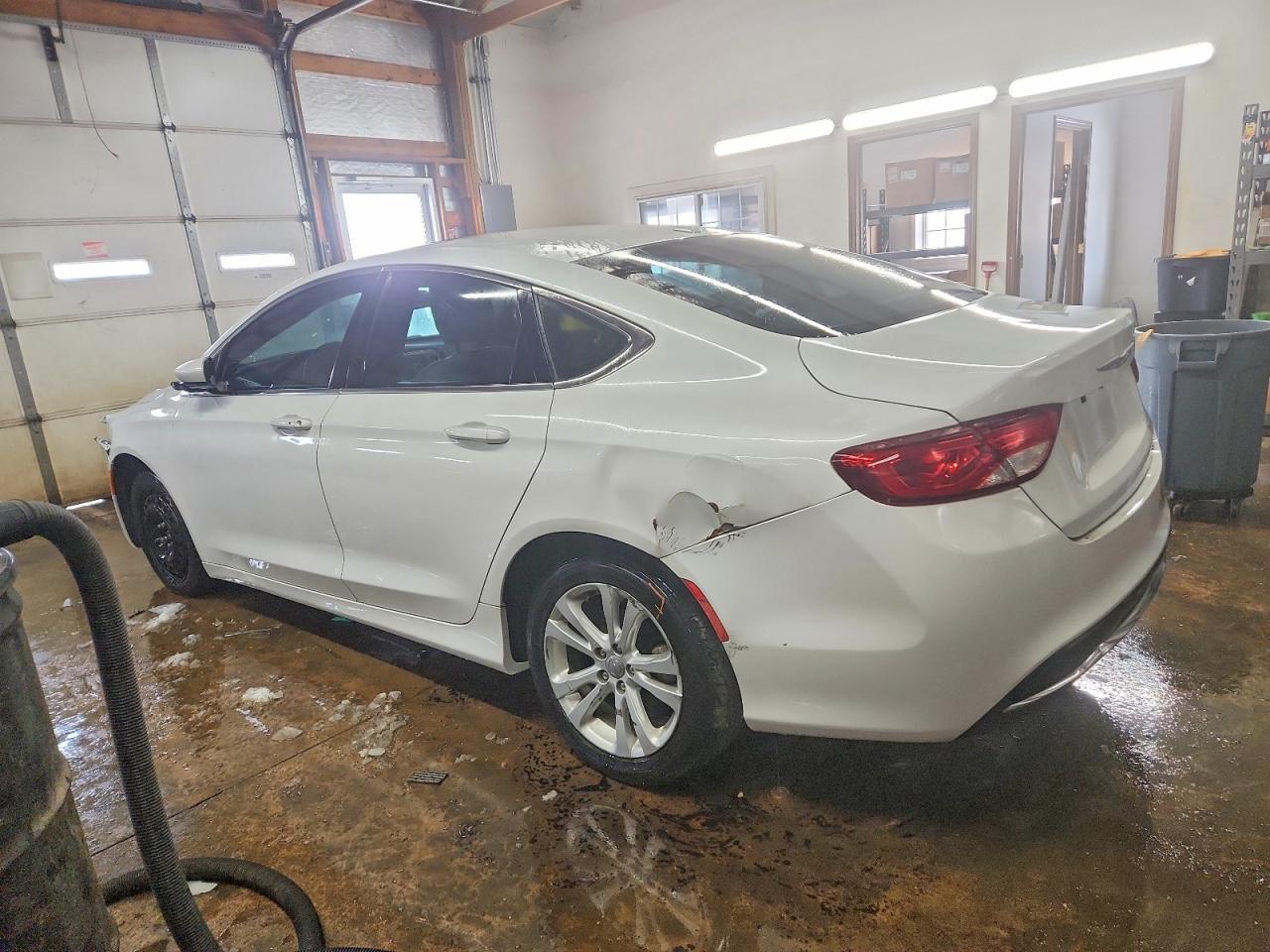 2015 Chrysler 200 Limited - Фото 2