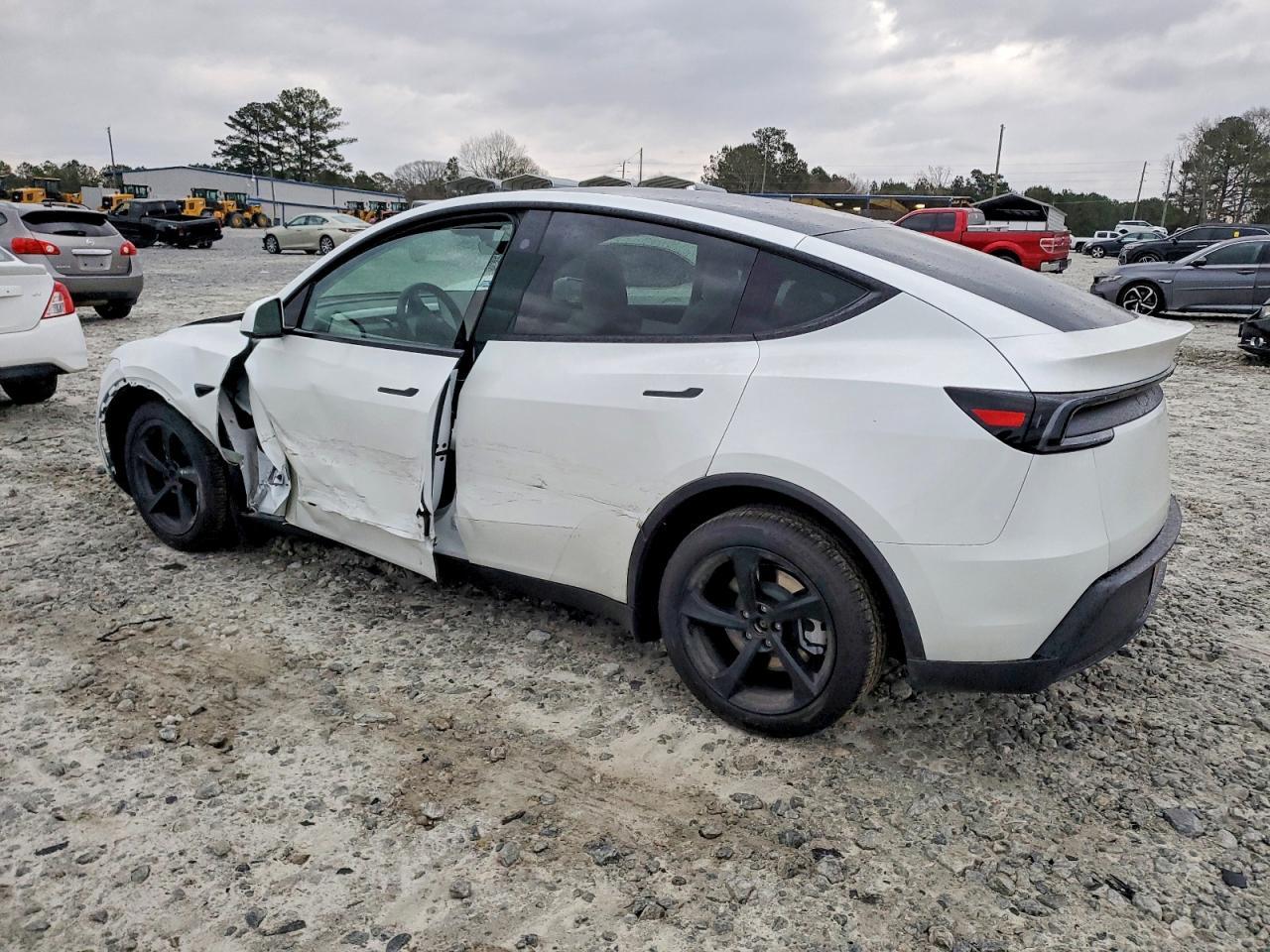 2026 Tesla Model Y - Фото 2