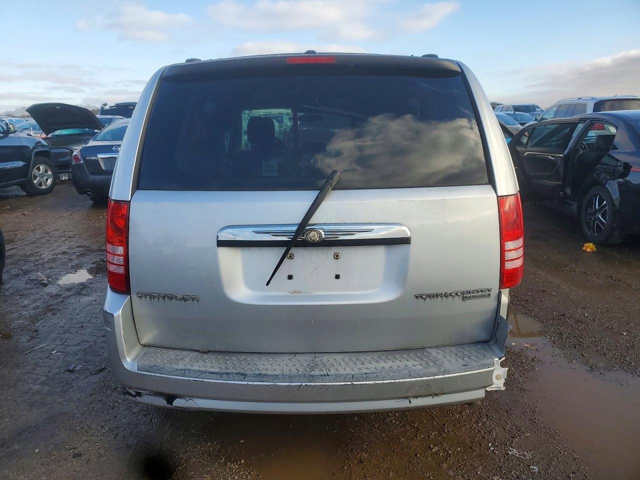 2009 Chrysler Town & Country Touring - Фото 6