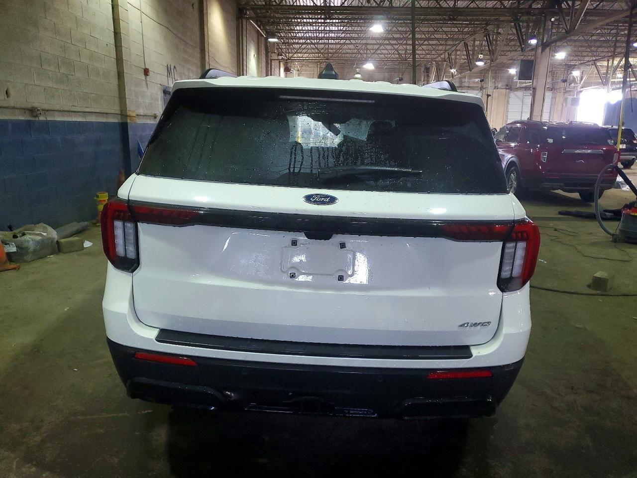 2025 Ford Explorer St-Line - Image 6