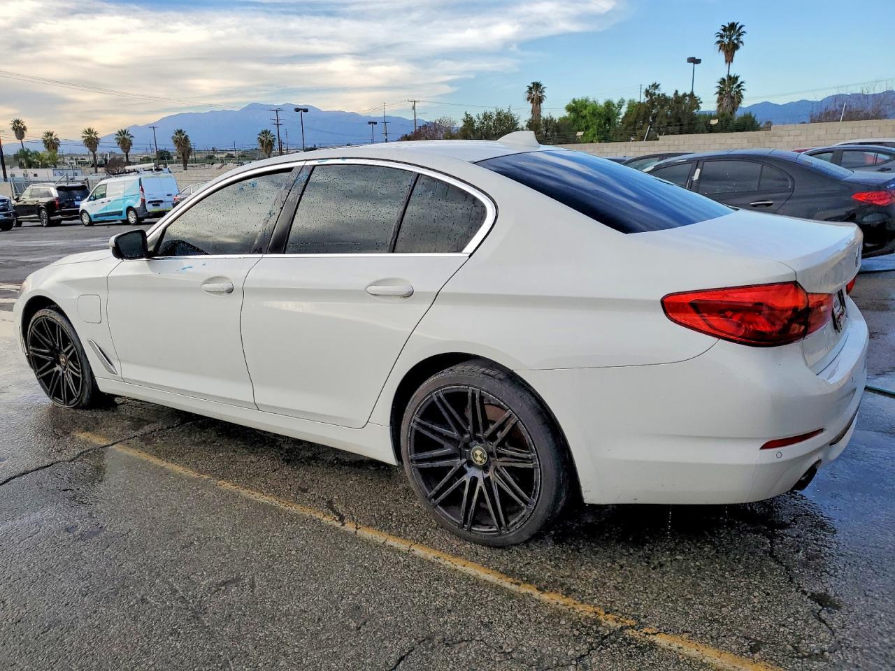 2020 BMW 530E - Фото 2