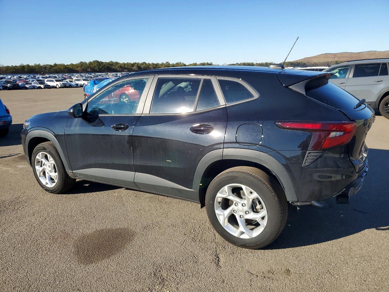 2025 Chevrolet Trax Ls - Фото 2
