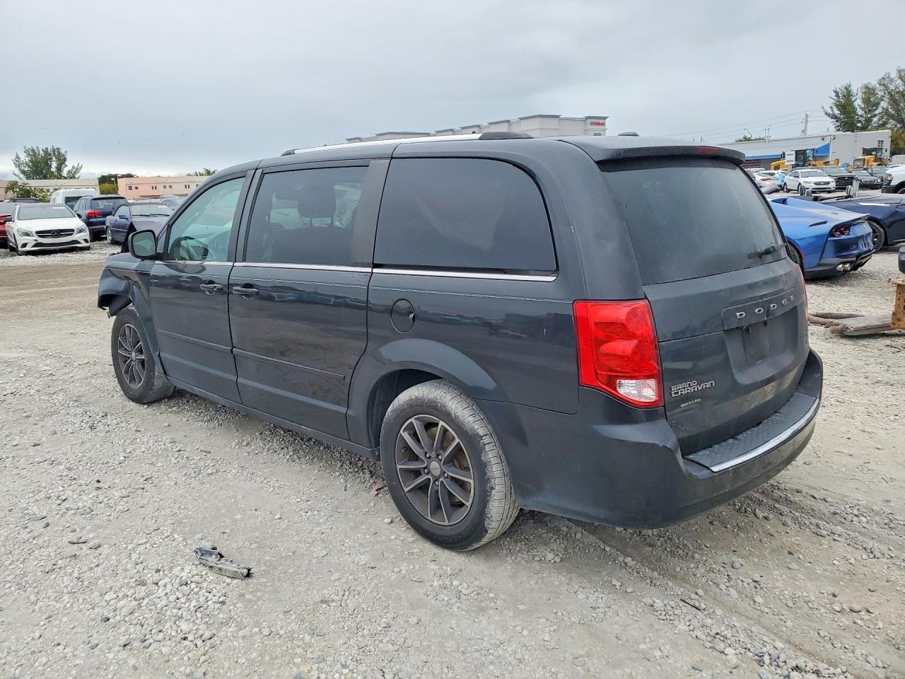 2017 Dodge Grand Caravan Sxt - Image 2