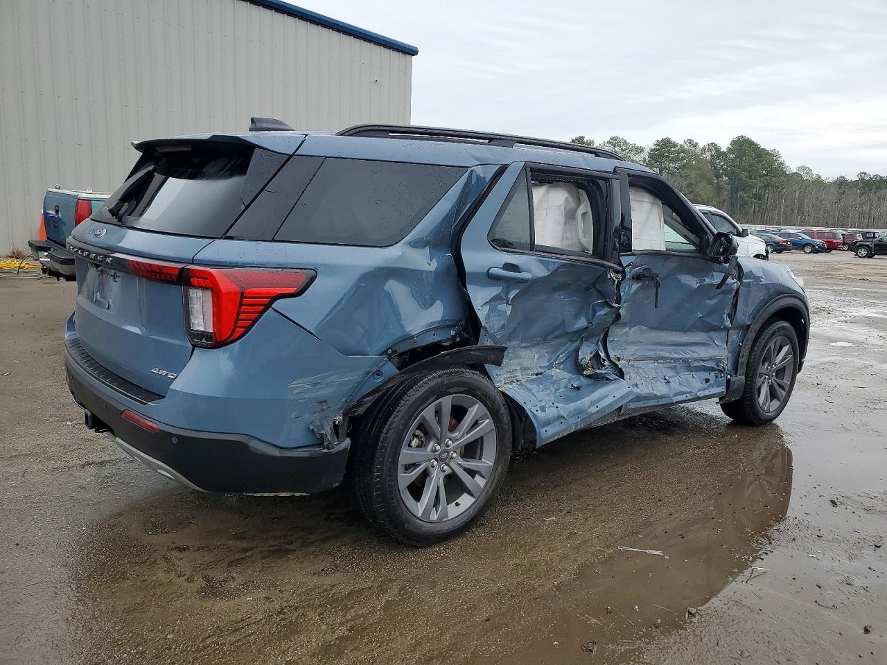 2025 Ford Explorer Active - Image 3