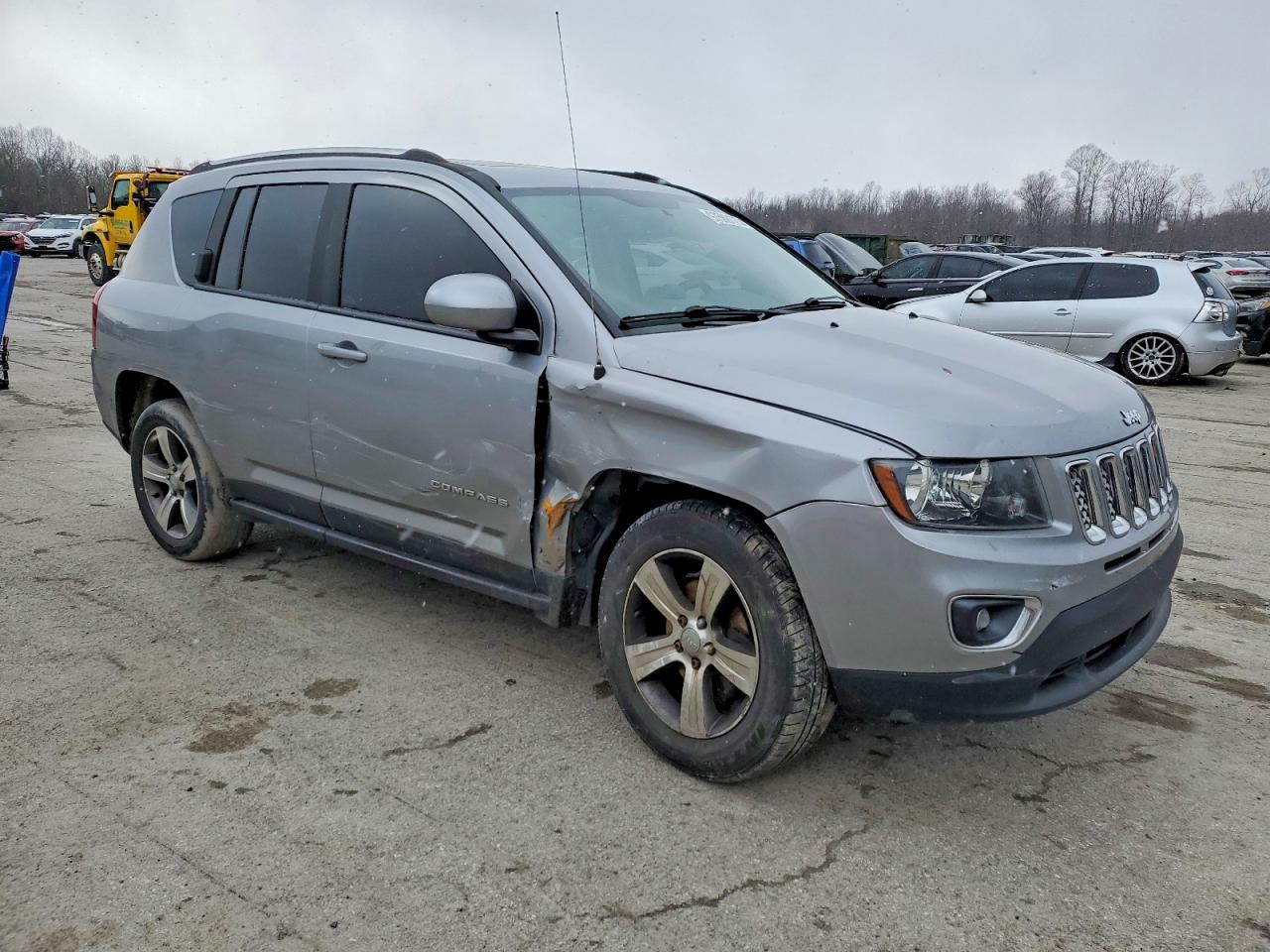 2017 Jeep Compass Latitude - Image 4