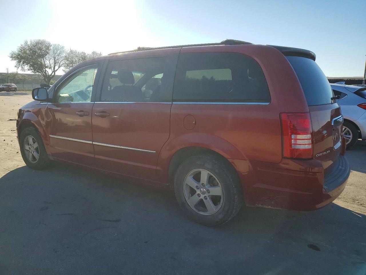 2010 Chrysler Town & Country Touring - Image 2