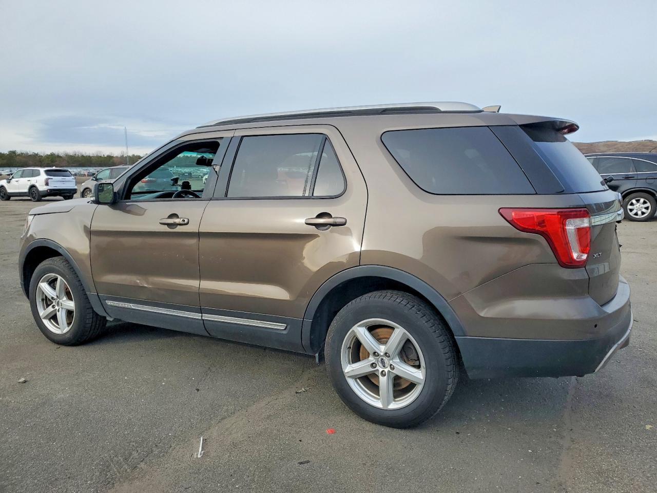 2016 Ford Explorer - Image 2