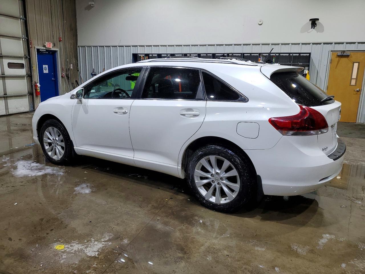 2013 Toyota Venza Le - Image 2