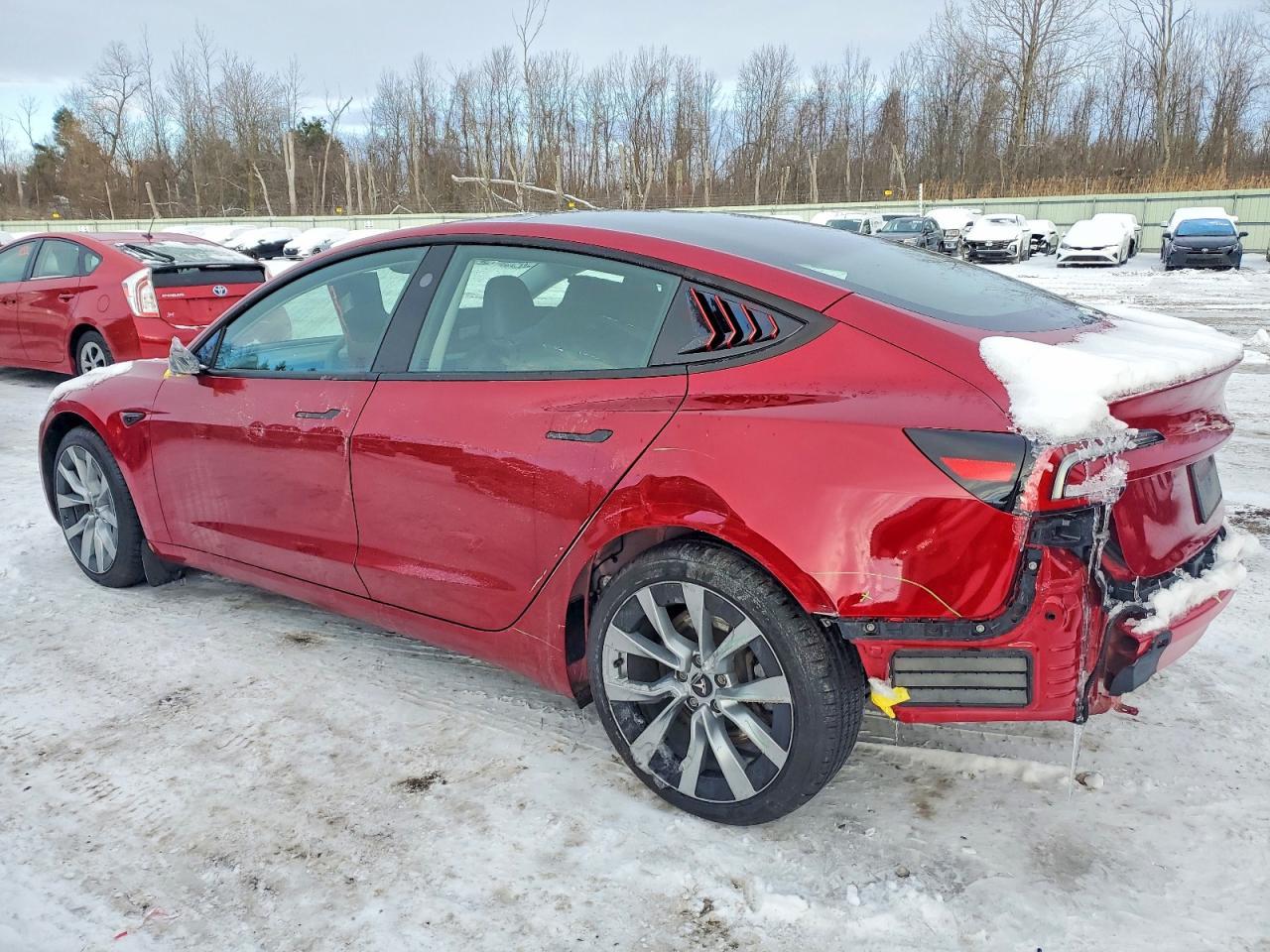 2025 Tesla Model 3 - Фото 2