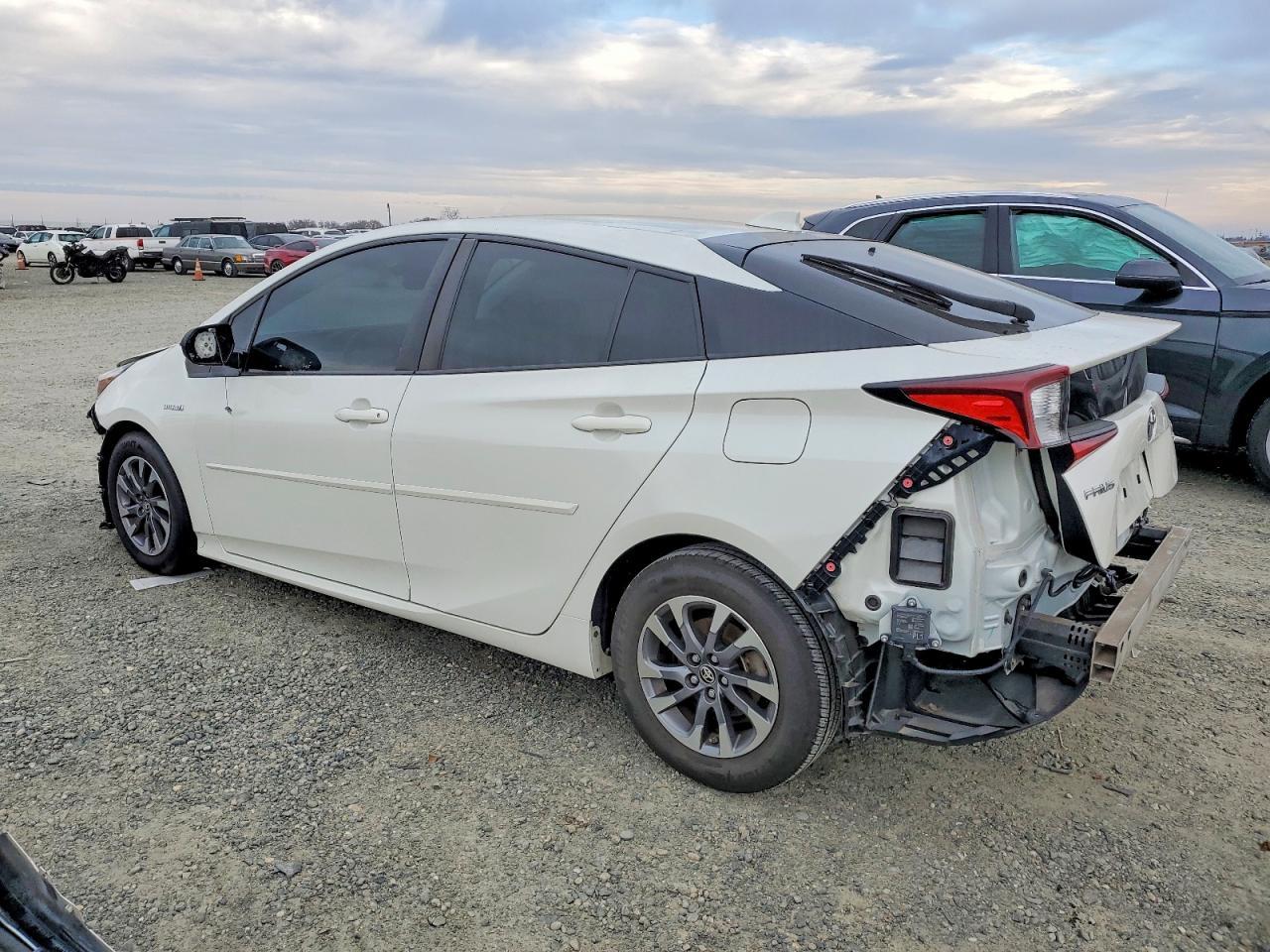 2020 Toyota Prius L - Фото 2