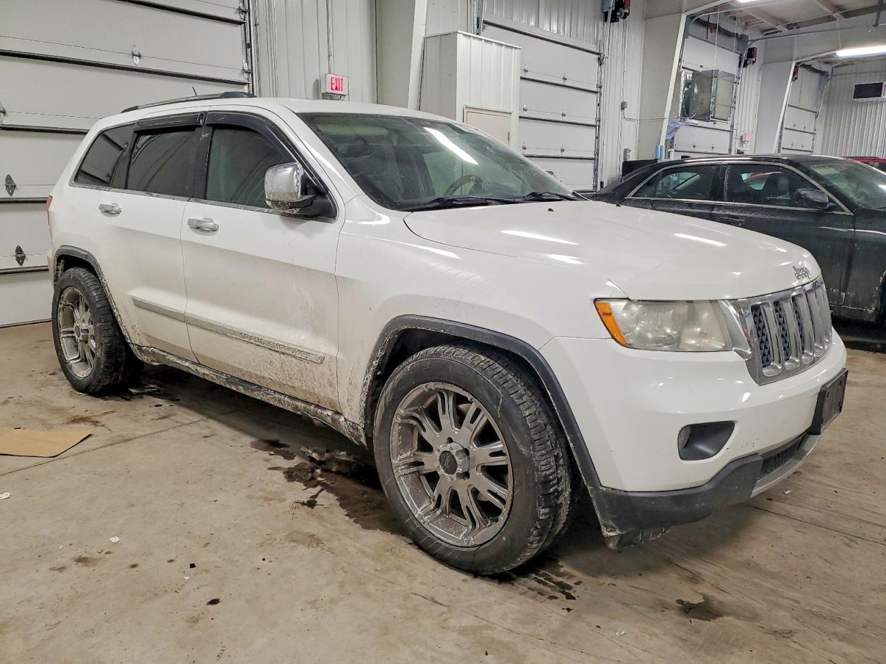 2013 Jeep Grand Cherokee Overland - Image 4