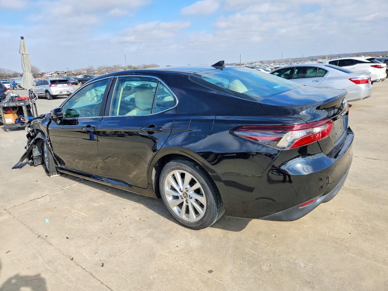 2023 Toyota Camry Le - Фото 2
