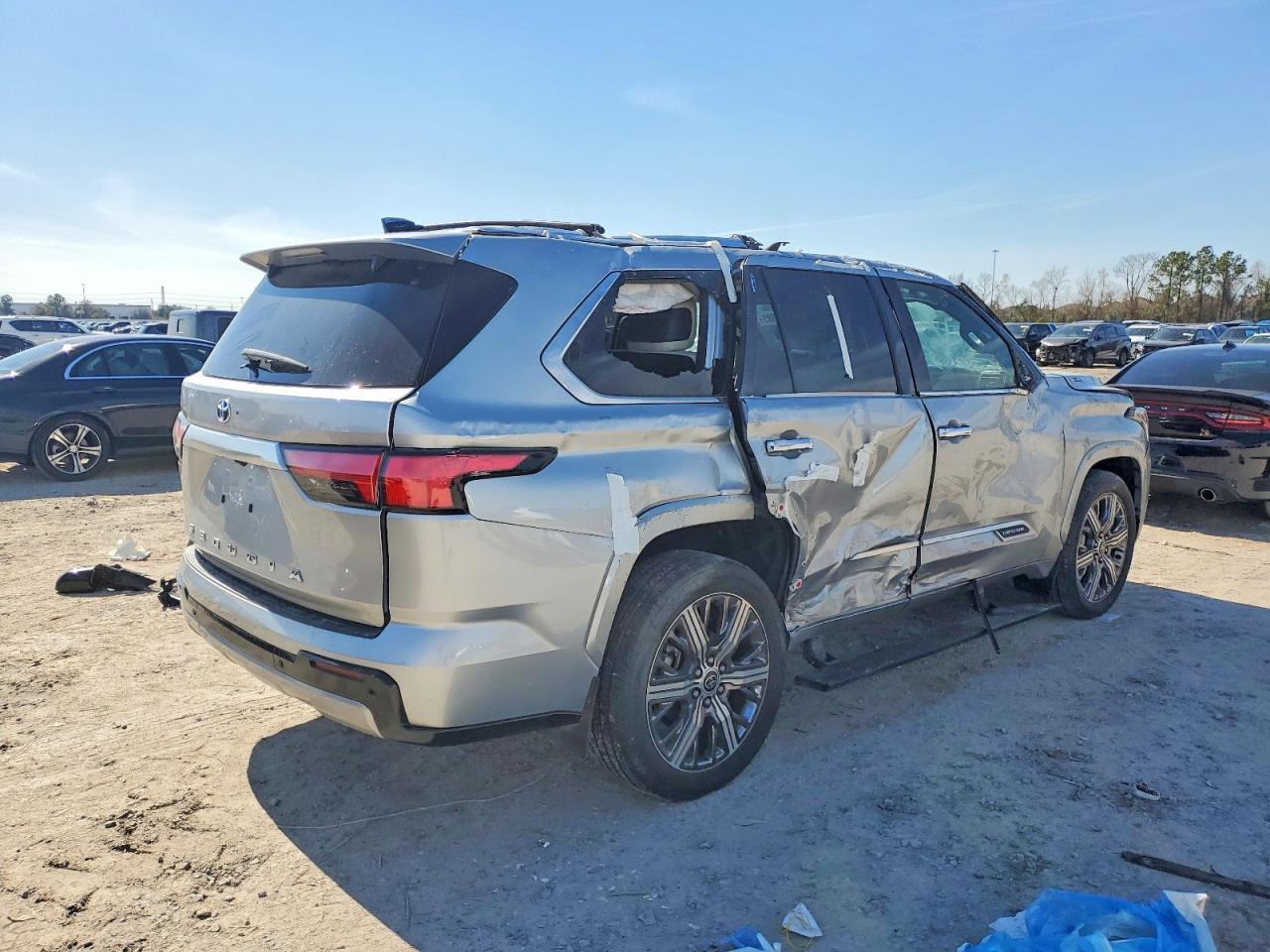 2023 Toyota Sequoia Sr5 - Фото 3