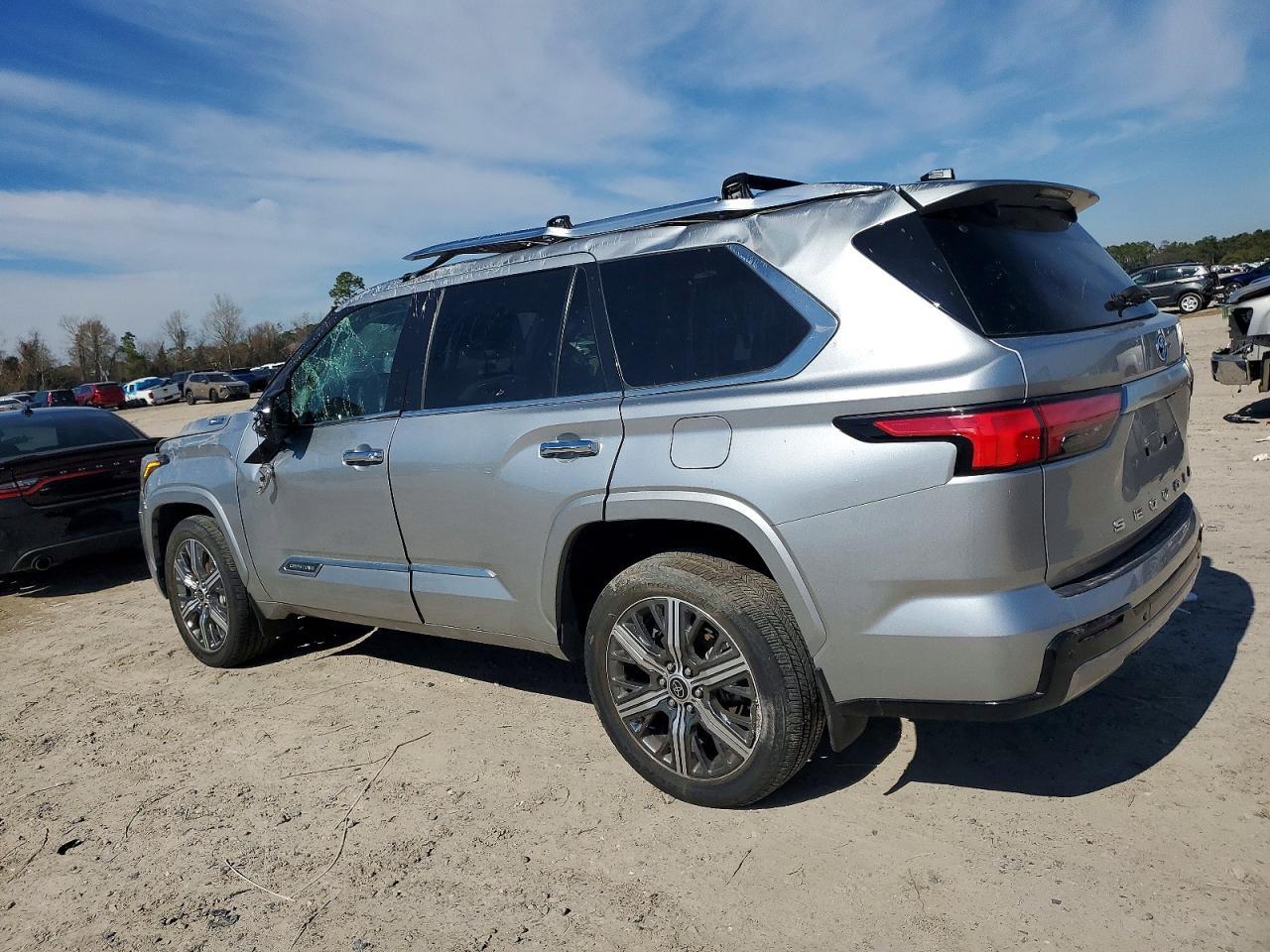 2023 Toyota Sequoia Sr5 - Фото 2