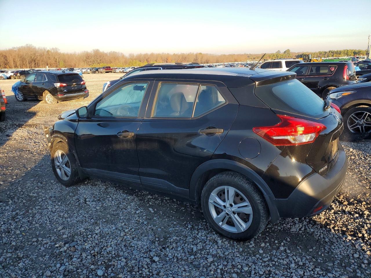 2019 Nissan Kicks S - Фото 2