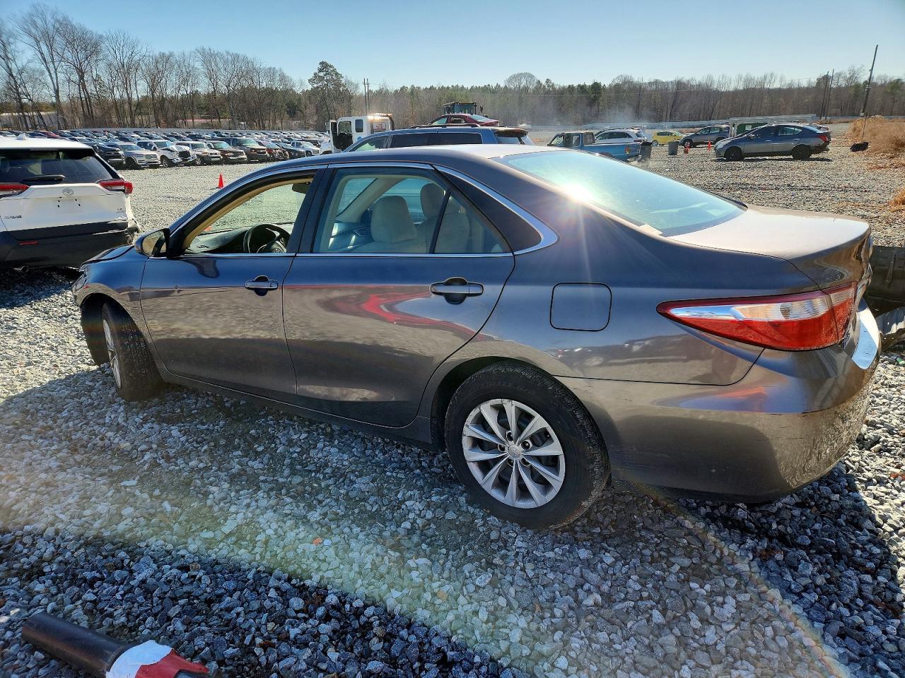 2015 Toyota Camry Le - Фото 2