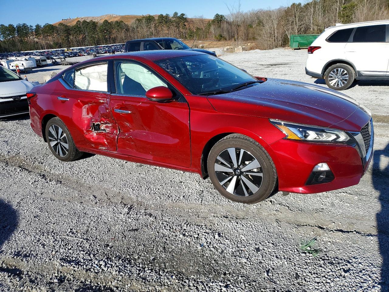 2021 Niss Altima - Image 4