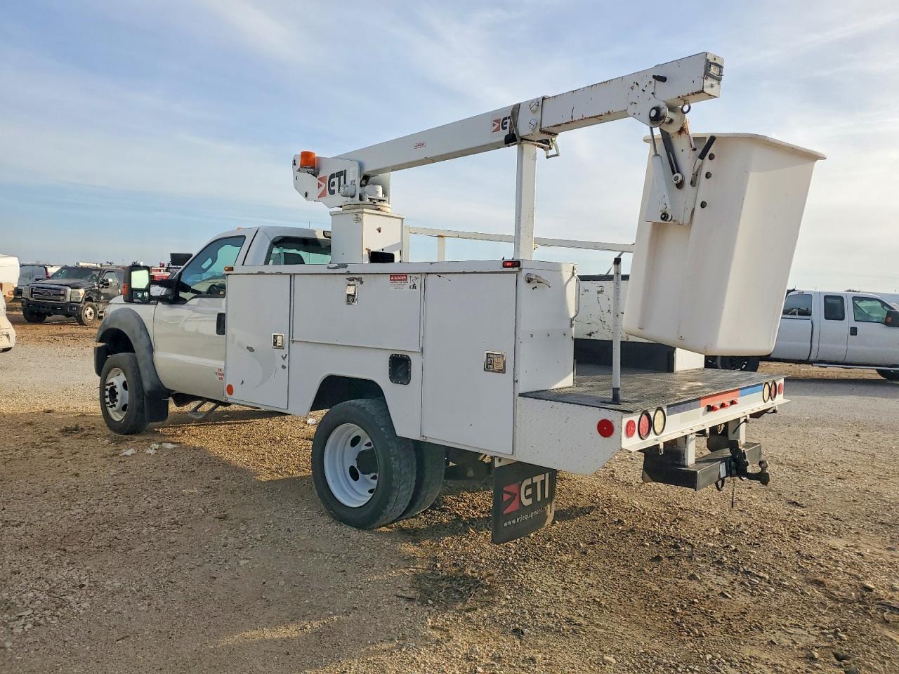 2015 Ford F450 Super Duty Bucket Truck - Image 2