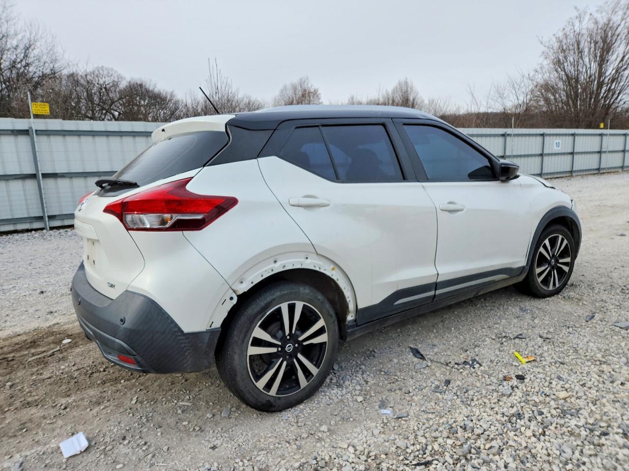 2020 Nissan Kicks Sr - Image 3