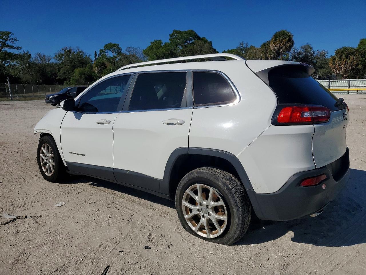 2016 Jeep Cherokee Latitude - Image 2