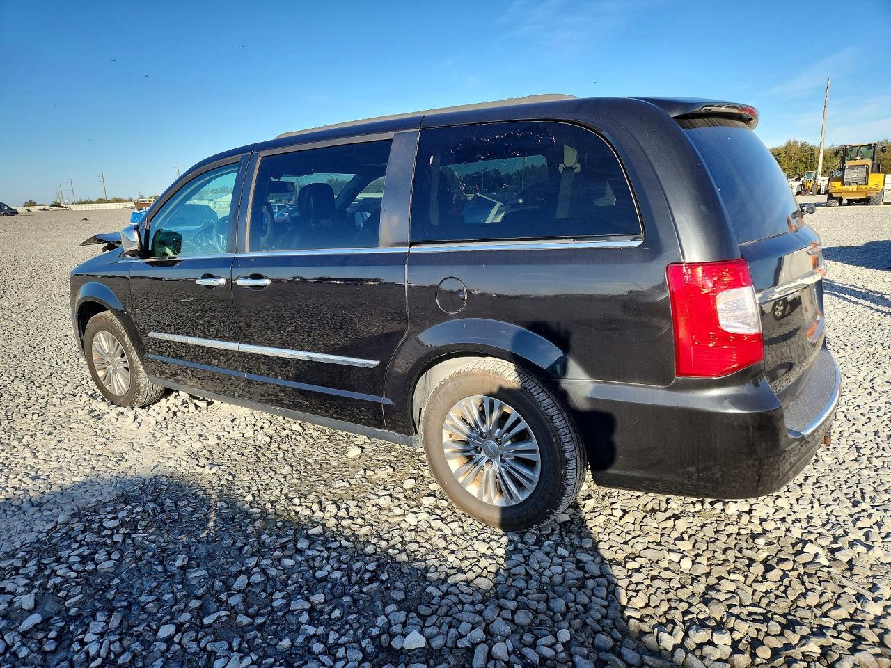 2016 Chrysler Town & Country Touring L - Фото 2