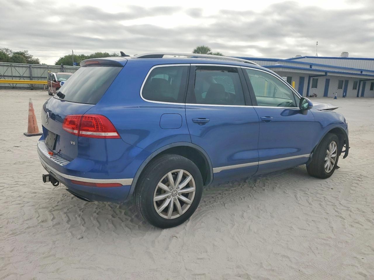 2016 Volkswagen Touareg Sport - Image 3