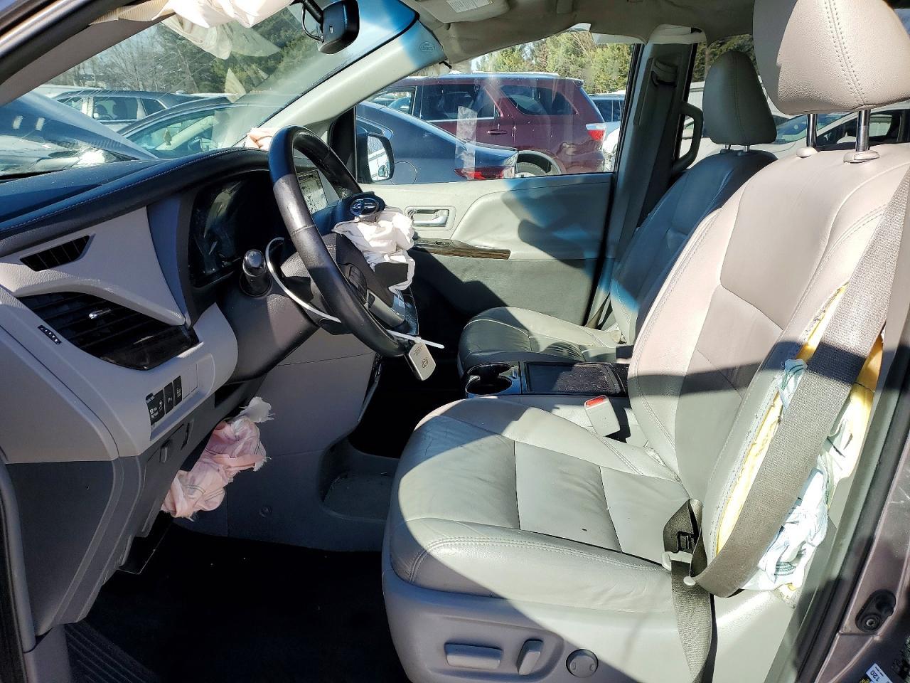 2017 Toyota Sienna - Image 7